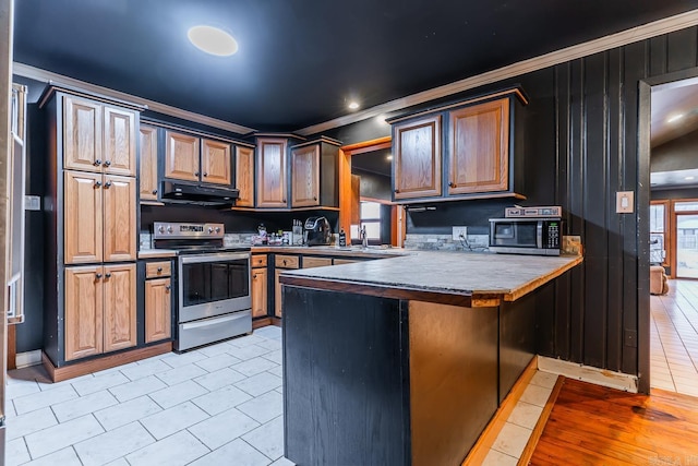 kitchen featuring a sink, range hood, stainless steel appliances, a peninsula, and crown molding