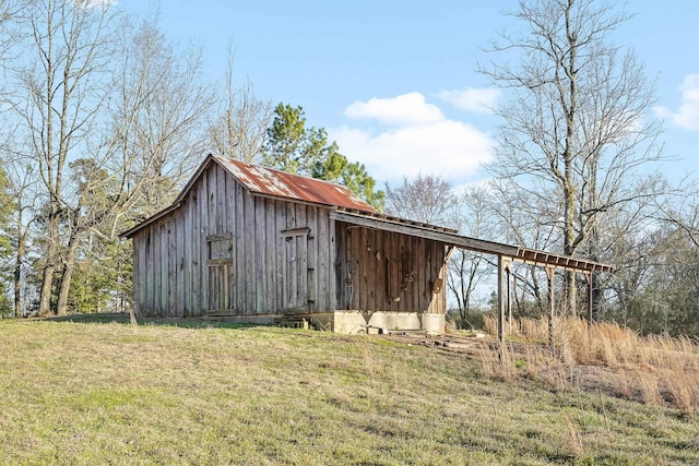 view of outdoor structure featuring an outbuilding