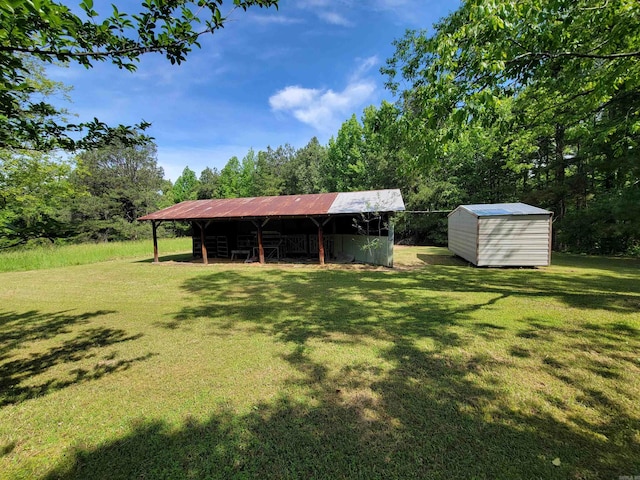 view of yard with an outdoor structure and a pole building