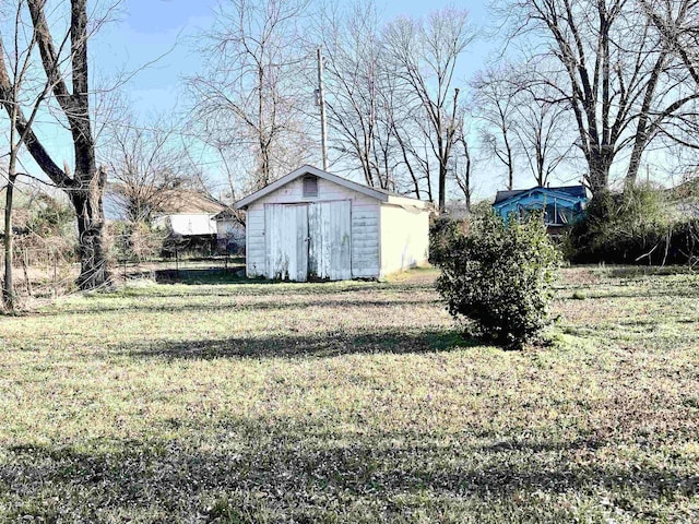 view of yard featuring a storage shed and an outdoor structure