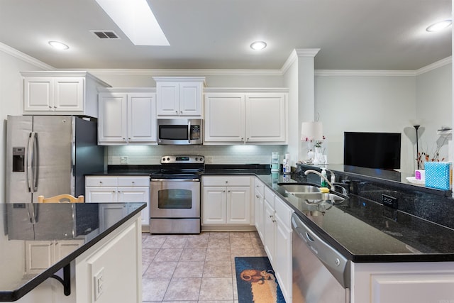 kitchen featuring visible vents, stainless steel appliances, decorative backsplash, and a sink