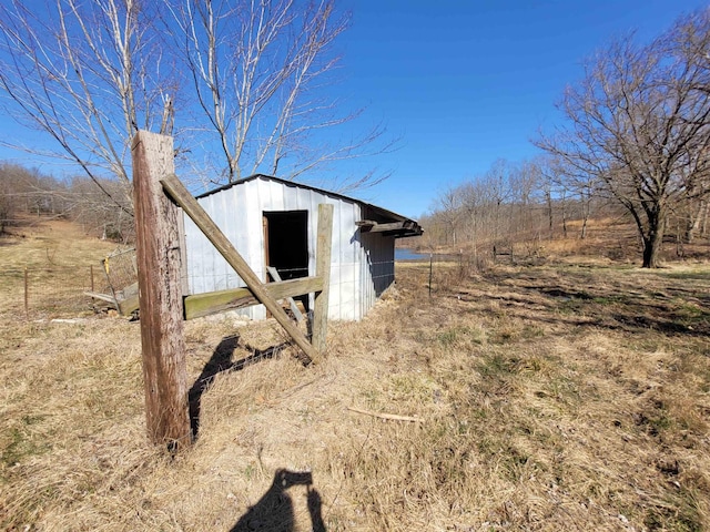 view of outdoor structure with an outbuilding