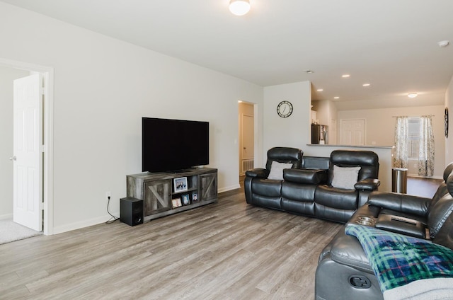 living room featuring visible vents, recessed lighting, baseboards, and light wood-style floors