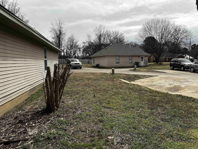 view of yard with driveway