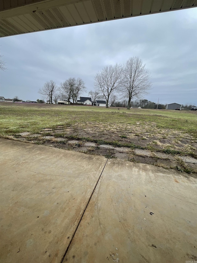 view of yard featuring a rural view