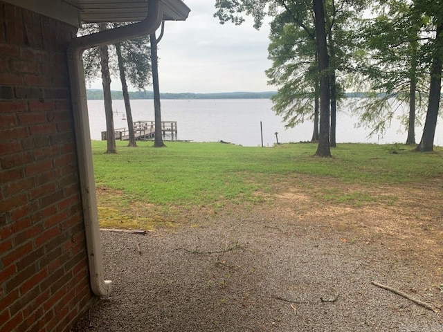 view of yard featuring a water view