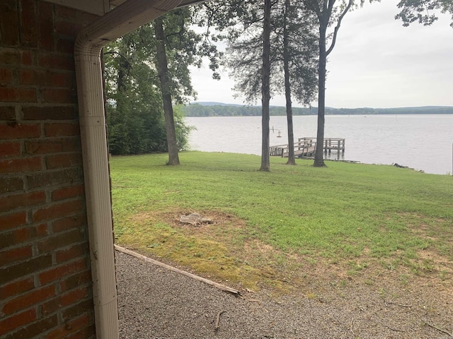 view of yard featuring a water view