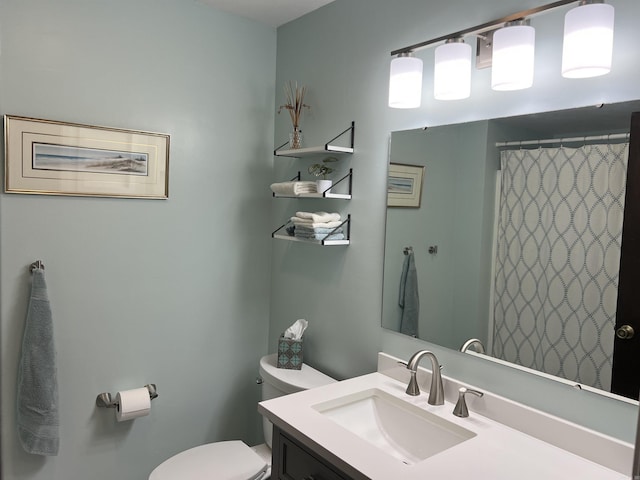 full bathroom featuring curtained shower, toilet, and vanity