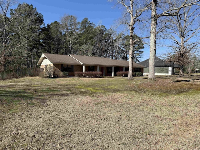 ranch-style home featuring a front lawn