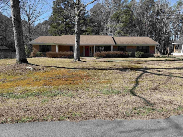 ranch-style home featuring a front lawn