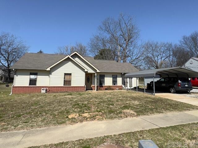 view of front facade featuring a carport, driveway, and a front yard