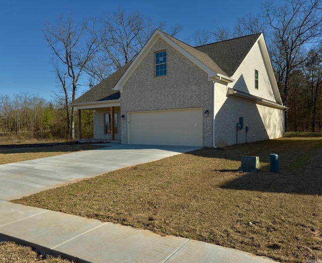 view of front of house featuring a front lawn and driveway