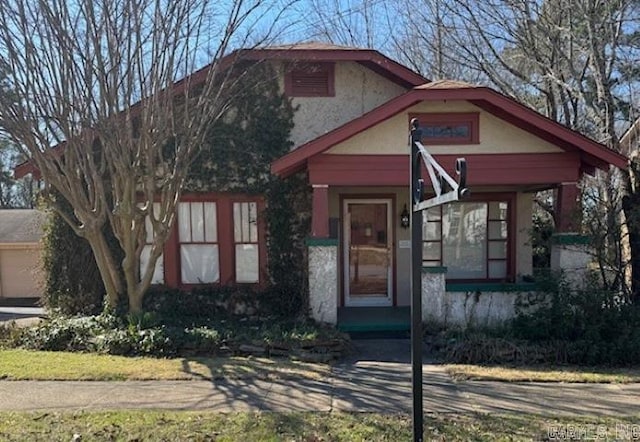 view of front facade featuring stucco siding