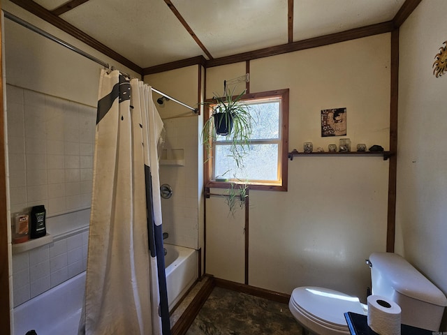 bathroom featuring shower / bathtub combination with curtain, baseboards, toilet, and crown molding