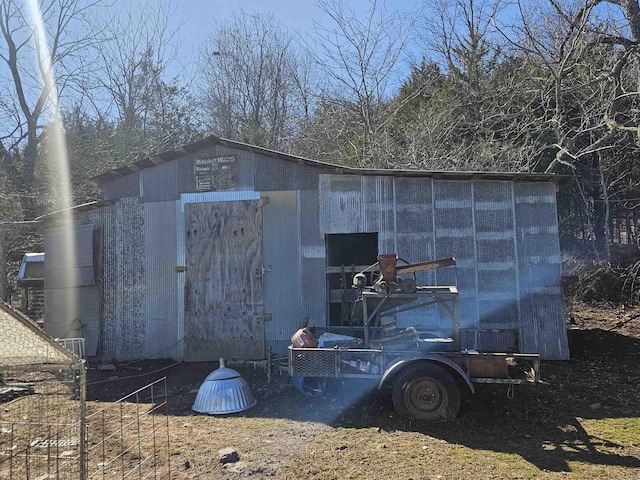 view of outdoor structure featuring an outbuilding