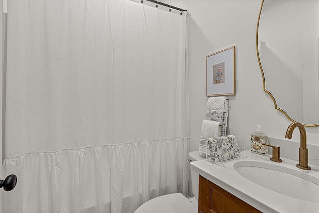 full bath featuring toilet, vanity, and a shower with curtain