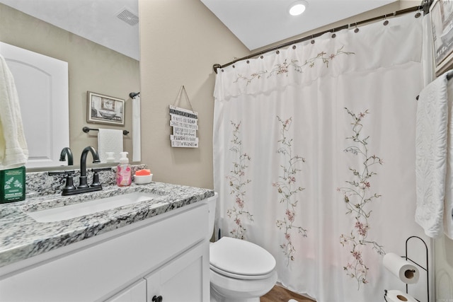 full bathroom featuring vanity, toilet, a shower with curtain, and visible vents