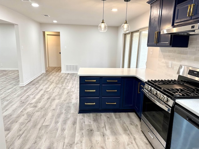 kitchen with visible vents, under cabinet range hood, light wood-style flooring, a peninsula, and stainless steel gas range