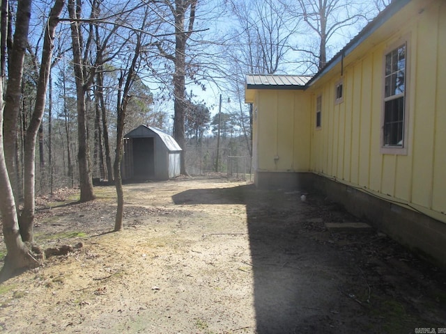 view of yard featuring an outbuilding