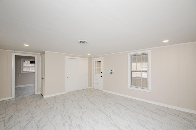 empty room featuring visible vents, recessed lighting, and baseboards