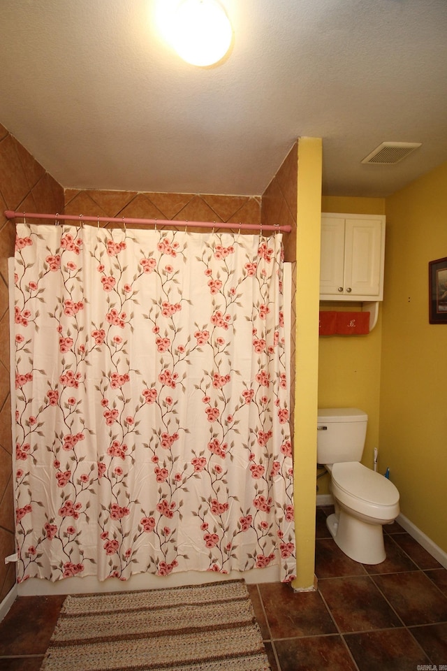 full bathroom with tile patterned floors, visible vents, toilet, curtained shower, and baseboards