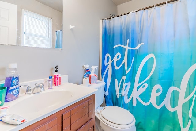 full bath featuring a shower with curtain, toilet, and vanity