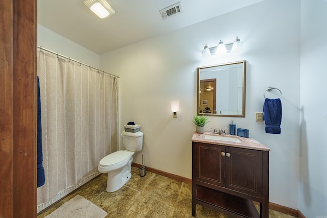 full bathroom with visible vents, toilet, a shower with curtain, baseboards, and vanity