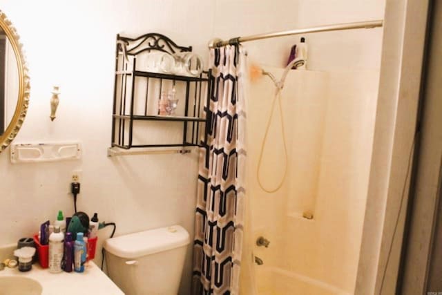 full bath featuring toilet and shower / tub combo