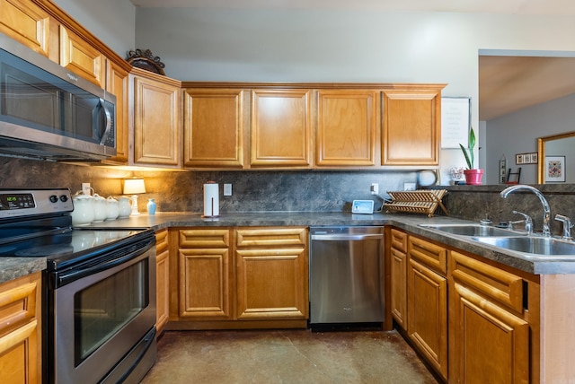 kitchen featuring a sink, dark countertops, stainless steel appliances, a peninsula, and decorative backsplash