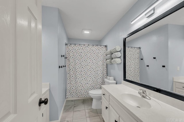 full bath with vanity, curtained shower, toilet, and baseboards