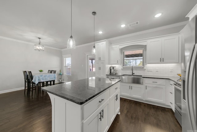 kitchen featuring a sink, visible vents, dark wood-style flooring, and stainless steel appliances