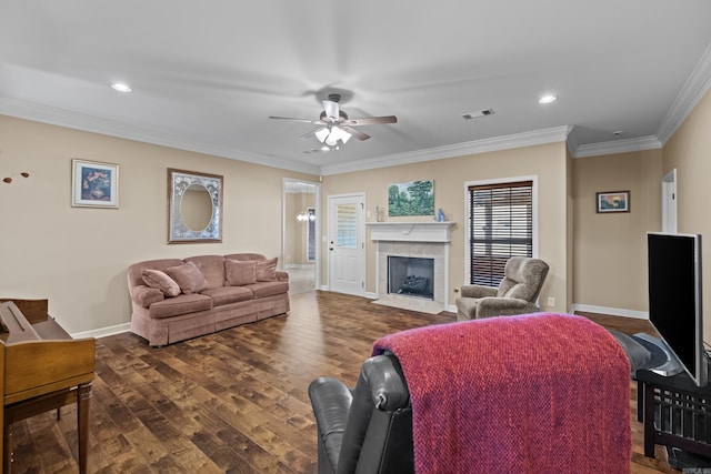 living room with baseboards, wood finished floors, visible vents, and ornamental molding