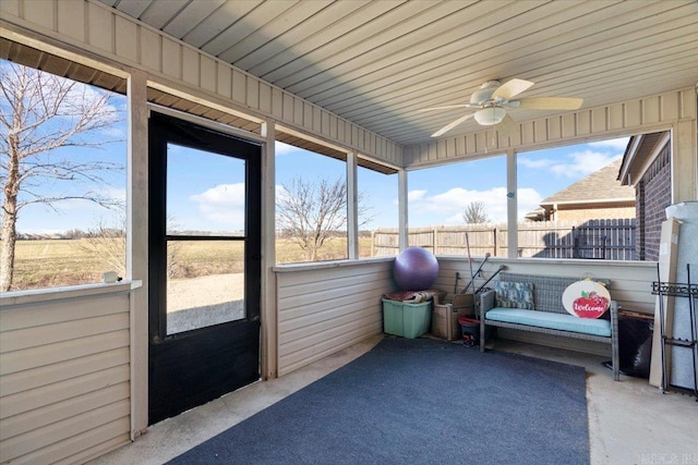 sunroom with ceiling fan