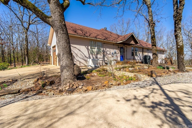 view of front facade featuring a garage and concrete driveway