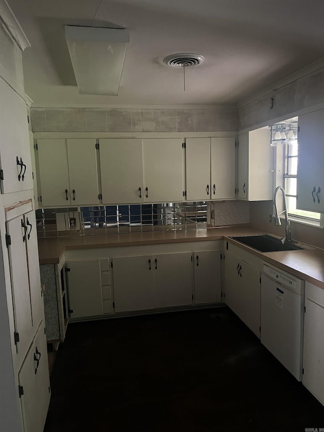 kitchen with visible vents, dishwasher, light countertops, a sink, and backsplash