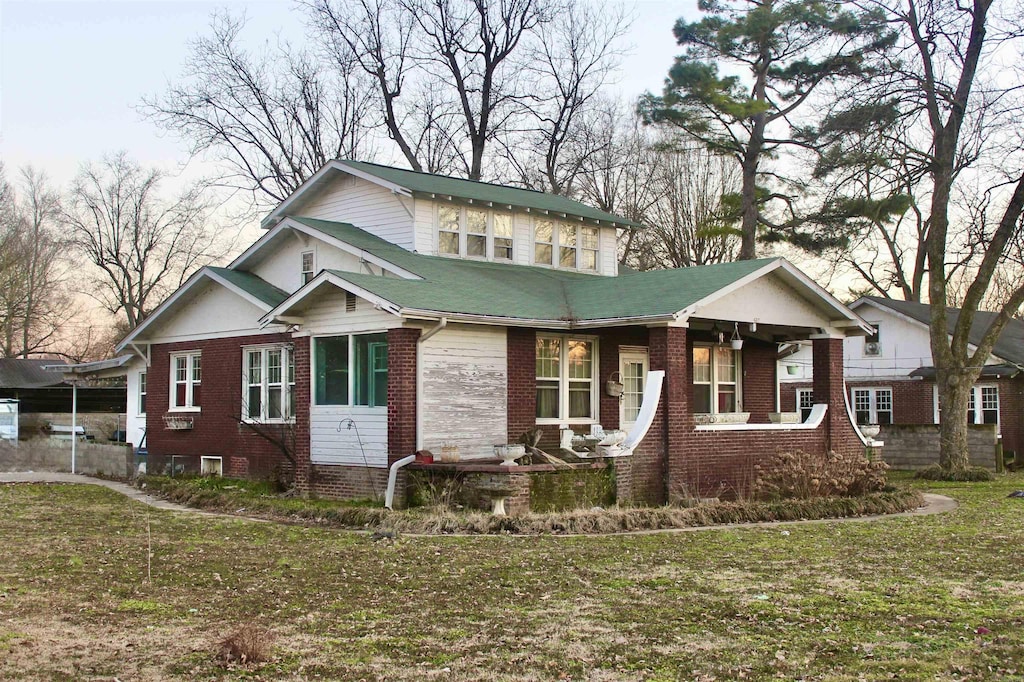 view of front of home featuring a front yard and brick siding