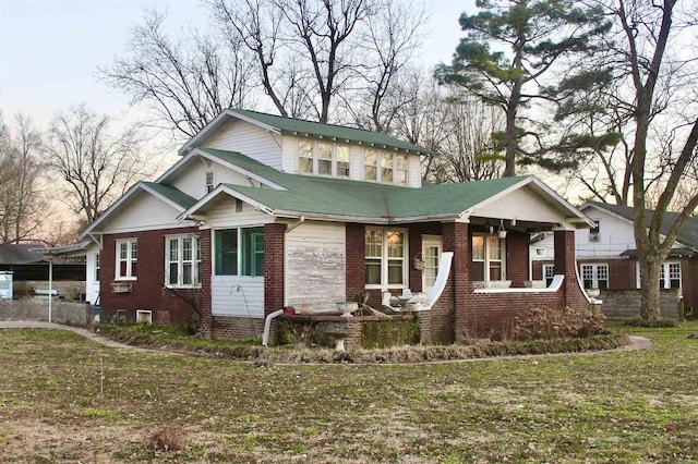 view of front of home featuring a front yard and brick siding