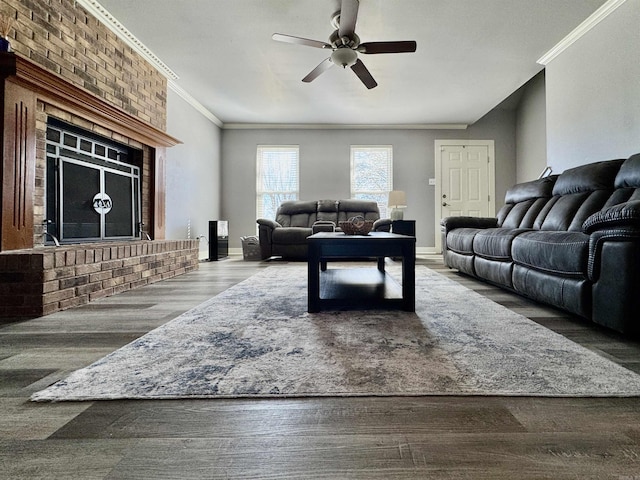 living room featuring crown molding, wood finished floors, baseboards, and ceiling fan