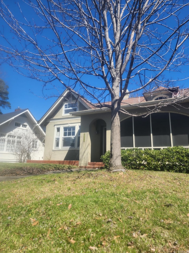 view of front facade featuring a front lawn and stucco siding