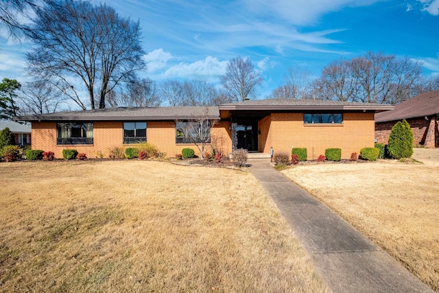 ranch-style house featuring a front lawn and brick siding