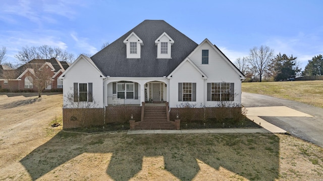 view of front facade with covered porch and a front yard