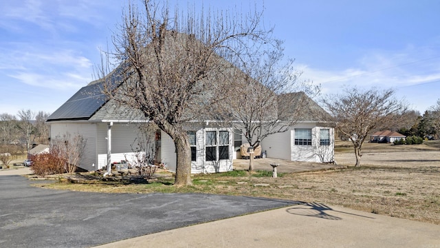 view of front facade featuring a shingled roof