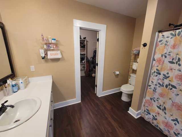 full bathroom featuring baseboards, toilet, a shower with shower curtain, wood finished floors, and vanity