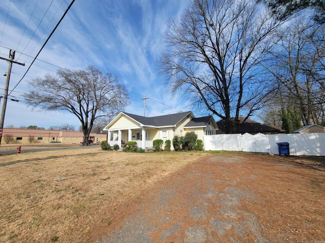 view of front facade featuring a front lawn and fence