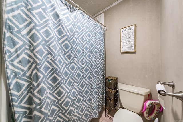 full bathroom with a shower with shower curtain and toilet