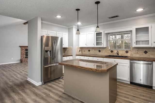 kitchen featuring dark wood finished floors, visible vents, appliances with stainless steel finishes, and a sink