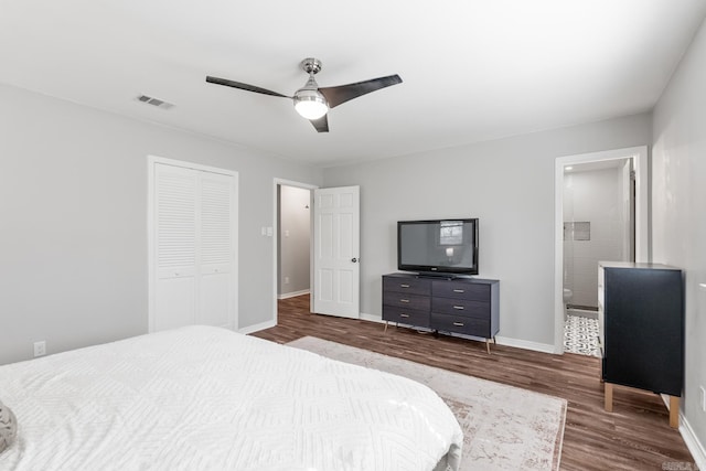 bedroom with visible vents, a ceiling fan, dark wood-style floors, a closet, and baseboards