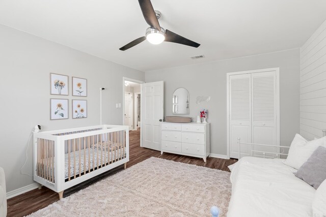 bedroom with baseboards, dark wood-style floors, a closet, and ceiling fan