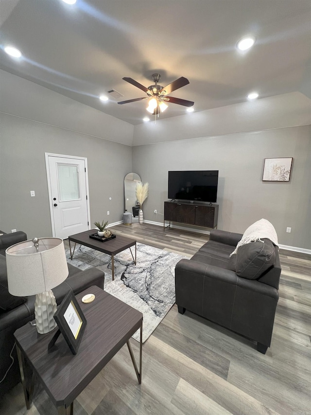 living room with recessed lighting, baseboards, light wood-style floors, and ceiling fan