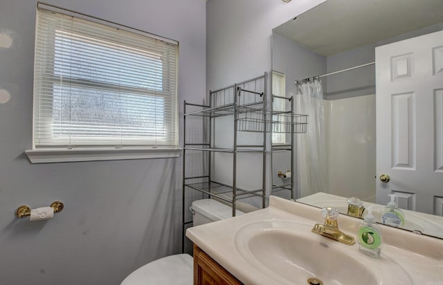 full bathroom featuring a shower with curtain, toilet, and vanity